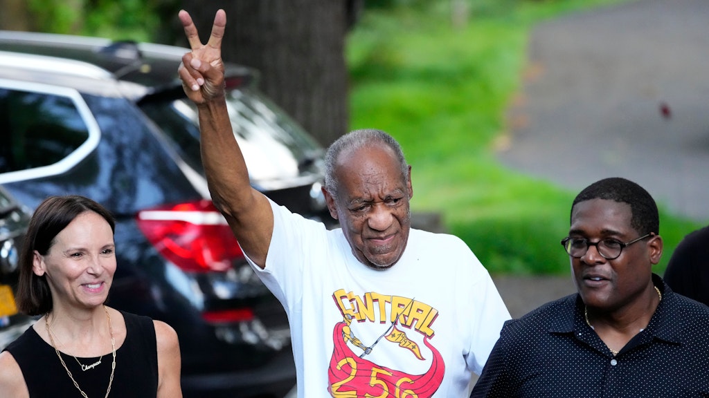 Schauspieler Bill Cosby zeigt das Victory-Zeichen nach seiner Entlassung.