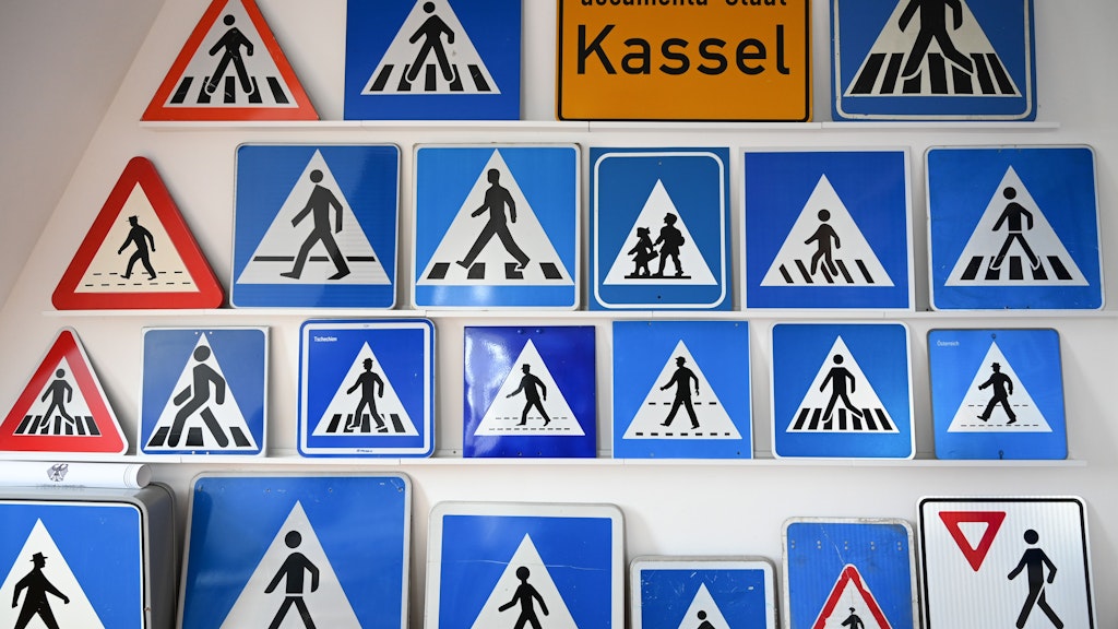 Diverse Zebrastreifenschilder hängen im Atelier der Kasseler Künstlerin Doris Gutermuth an der Wand. 