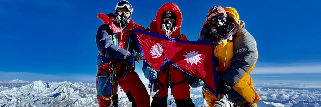 Nima Lhamu Sherpa (Mitte) steht mit ihren Brüdern auf dem Gipfel des Mount Everest. Die 21 Jahre alte Nepalesin verhalf ihrer Familie von Bergführern zu einem weltweiten Rekord. 