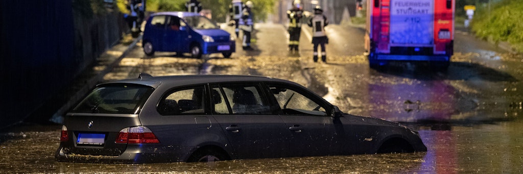Ein Auto wurde in einer Unterführung in Stuttgart überflutet. 