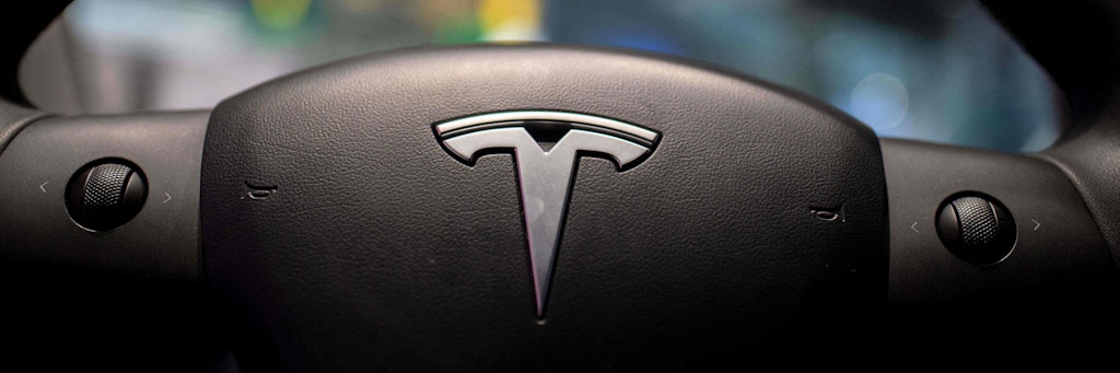 Das Logo auf dem Lenkrad eines Tesla-Fahrzeugs. 