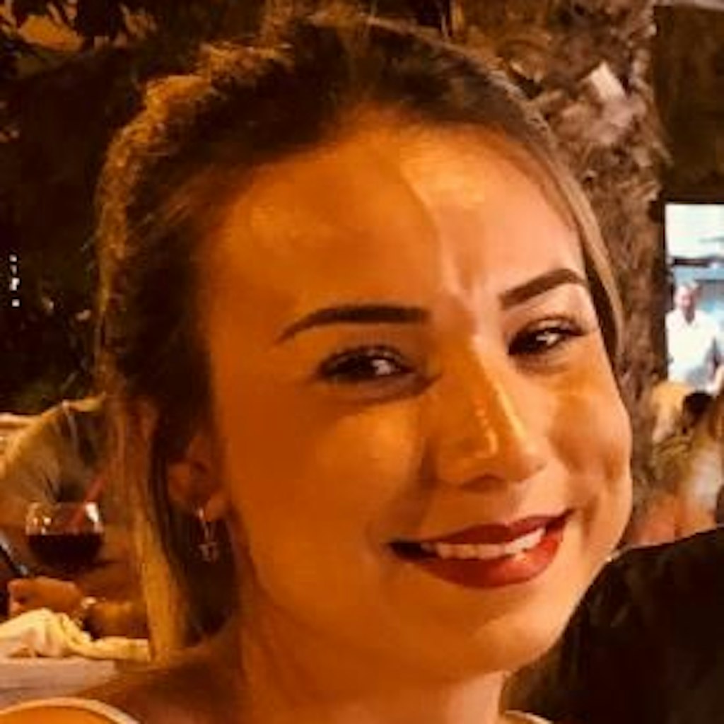 Mit diesem Foto fahndet die Polizei Bremen nach Yasemin Gündogan.