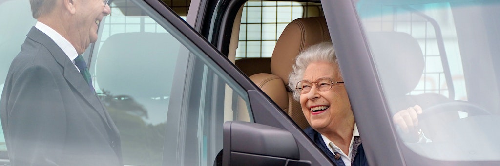 Die Queen kommt im Auto bei der Royal Windsor Horse Show an.