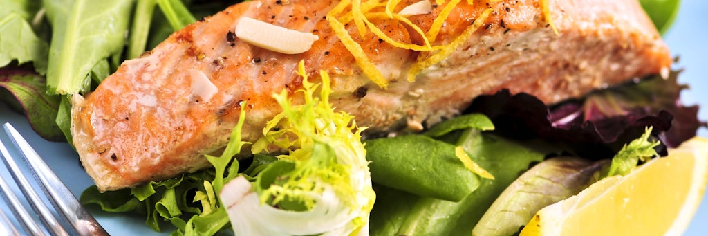 Klassiker: gegrillter Lachs auf einem Salatbett.