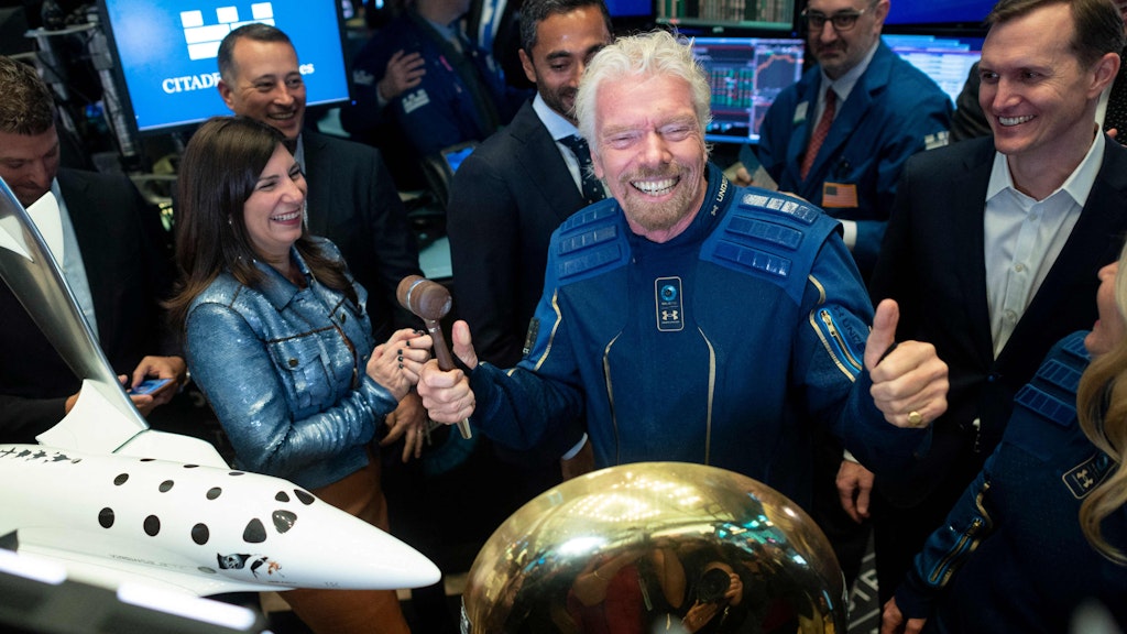 Wer ist Erster im All? Richard Branson hat im Moment die Nase vorn.