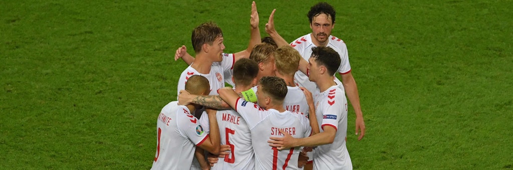 Dänemarks Nationalspieler bilden die Jubeltraube. Nach dem Eriksen-Schock stehen sie im EM-Halfinale. 