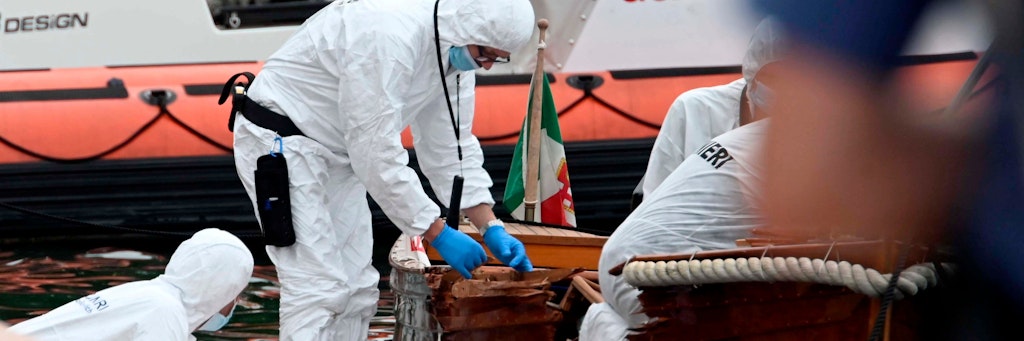 Italienische Forensiker untersuchen das Holzboot, auf dem zwei Menschen zu Tode gekommen sind.