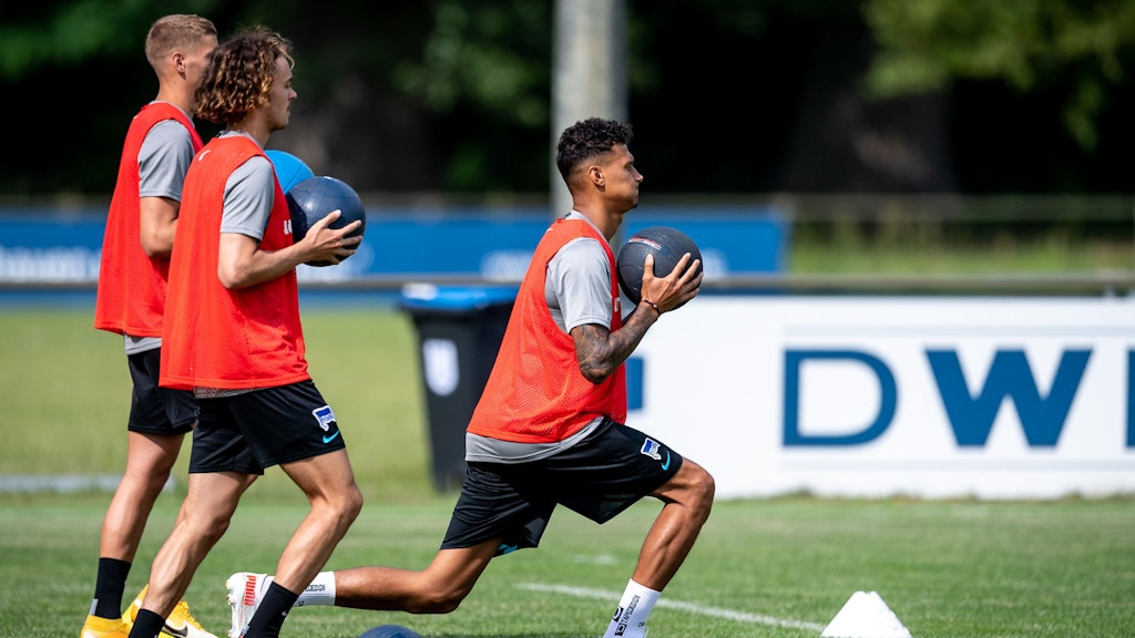 Marton Dardai, Ruwen Werthmüller und Davie Selke (v. l.) ackern jeden Nachmittag, um sich für die neue Saison in Form zu bringen.