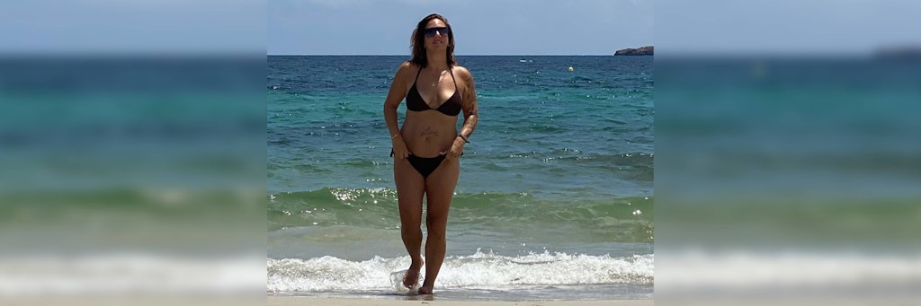 Danni Büchner am Strand von Ibiza.