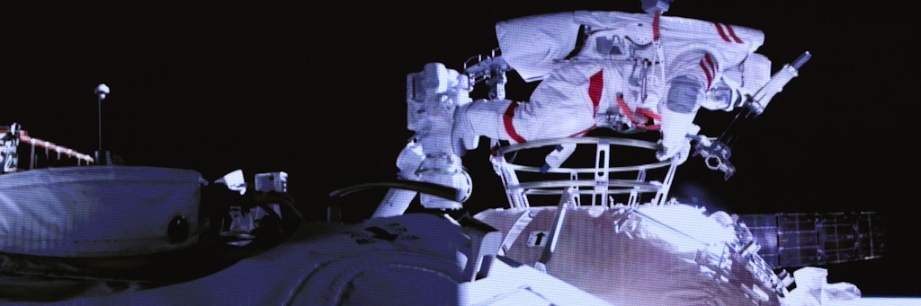 Dieses im Pekinger Raumfahrtkontrollzentrum aufgenommene Videostandbild zeigt, wie der chinesische Astronaut Liu Boming aus dem Kernmodul der Raumstation „Tiangong“ aussteigt.