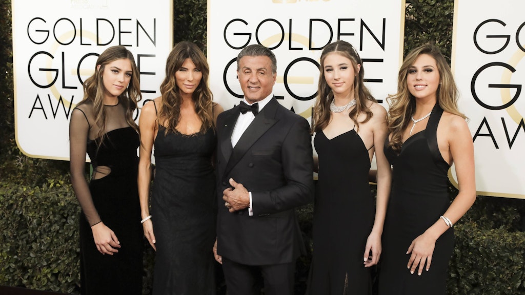Hahn im Korb: Sylvester Stallone umgeben von Tochter Sistine, Ehefrau Jennifer und den Töchtern Scarlet und Sophia (v.l.n.r.) bei den Golden Globes im Jahr 2017. 