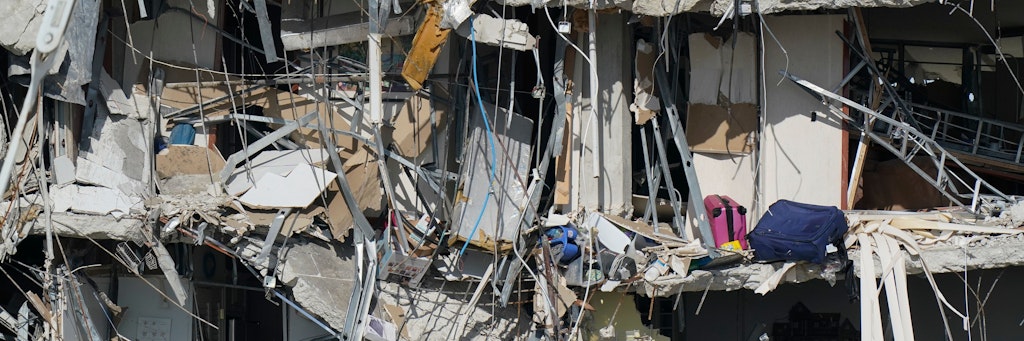 Persönliche Gegenstände baumeln im Inneren des teilweise eingestürzten Wohnkomplexes.