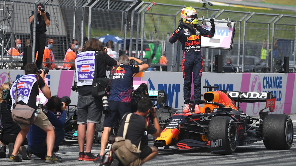 Red Bull-Pilot Max Verstappen jubelt auf seinem Boliden über den Sieg in Spielberg. 