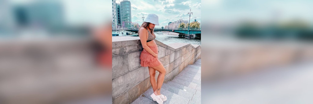 Sarah Engels mit ihrem Babybauch beim Spaziergang durch Berlin.