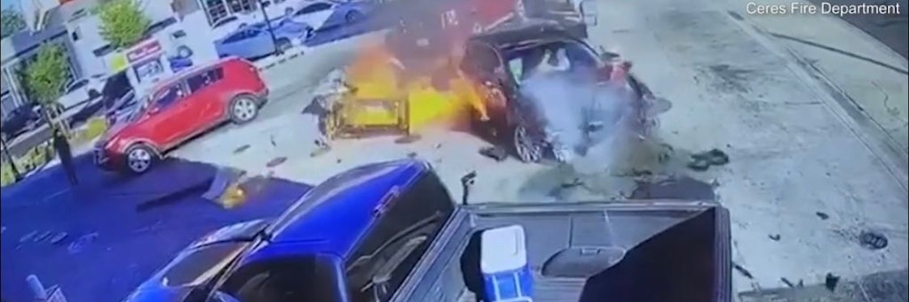 Die Bilder der Überwachungskamera zeigen, wie die Mutter mit ihrem Nissan in die Zapfsäule brettert. Dann ist ein Feuerball zu sehen.