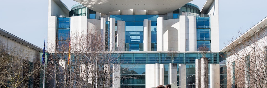 Das Bundeskanzleramt: Aus der Regierungszentrale in Berlin wird die Politik gesteuert. 
