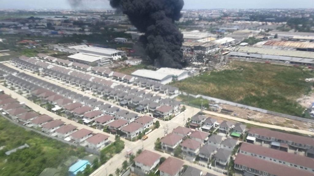 Brennende Chemiefabrik am Stadtrand von Bangkok
