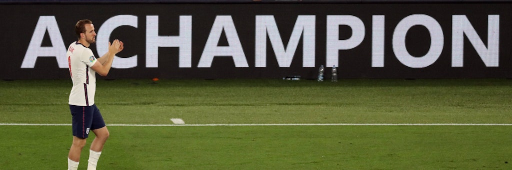 Das Ziel ist klar und auch schon öffentlich gemacht, wie hier an der Bande klar erkennbar: Englands Harry Kane & Co. wollen endlich in Europa Champion werden.