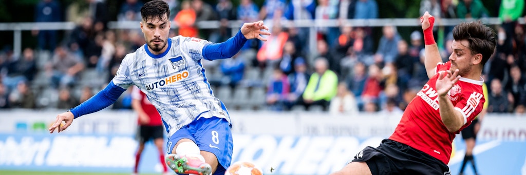 So will ihn Hertha BSC sehen: Suat Serdar zieht im Testspiel gegen SV Neustadt (Dosse) ab und sorgt für Torgefahr auf dem Mittelfeld. 