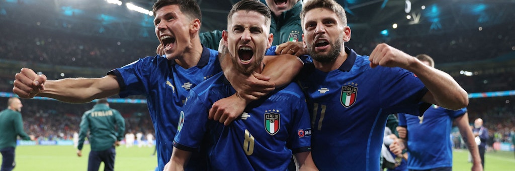 Jorginho feiert mit den Kollegen nach dem verwandelten Elfmeter.