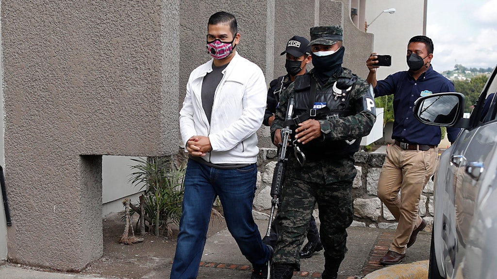 Roberto David Castillo wird zum Gericht gebracht.