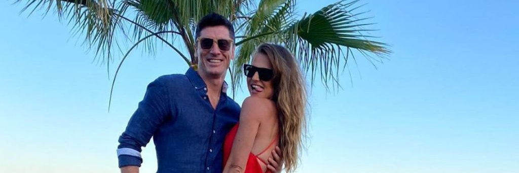 Robert Lewandowski mit seiner Frau Anna unter Palmen.