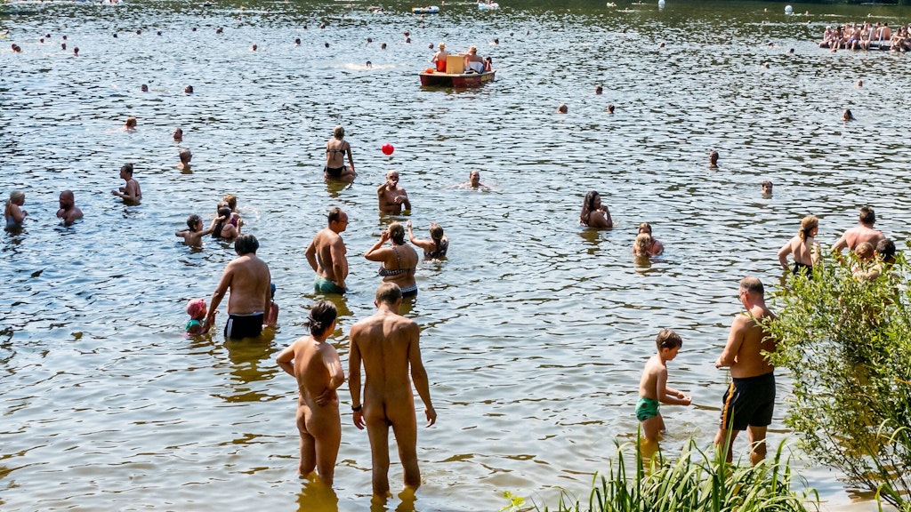 FKK im Westen Berlins: Am Teufelssee ist es kein Problem, sich nackt im und am Wasser zu zeigen. 