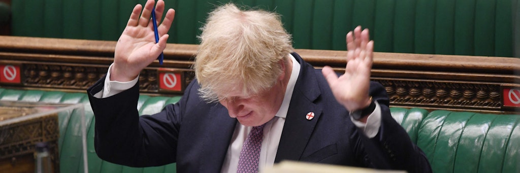 Großbritanniens Premier Boris Johnson wiegelt die Vorwürfe der Opposition im Parlament ab.