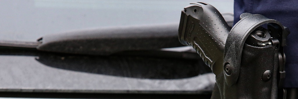 Die Waffe eines Streifenpolizisten