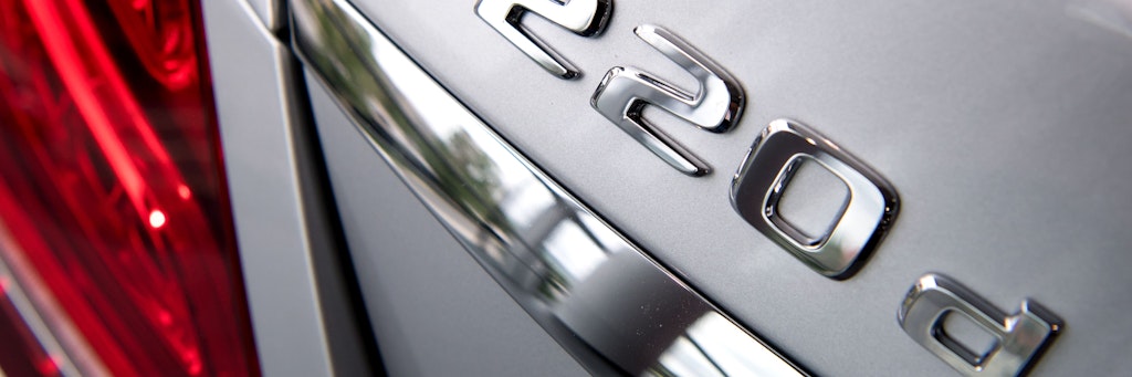 Ein Mercedes C 220 d steht in einem Autohaus. Verbraucherschützer wollen Schadenersatz für vom Diesel-Skandal betroffene Mercedes-Fahrer erstreiten. 