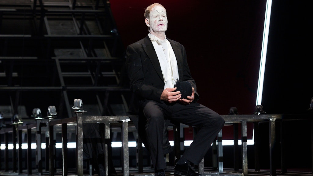 Guntbert Warns in einer Szene des Theaterstücks „Amazing Family. Die Reise der Familie Mann“ im Renaissance-Theater