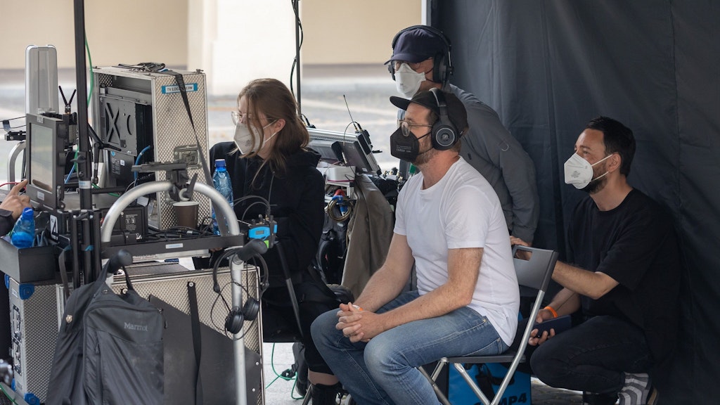 Sven Bohse (M.) führt in Vilnius Regie bei den Dreharbeiten zur RTL-Serie „Sisi“.