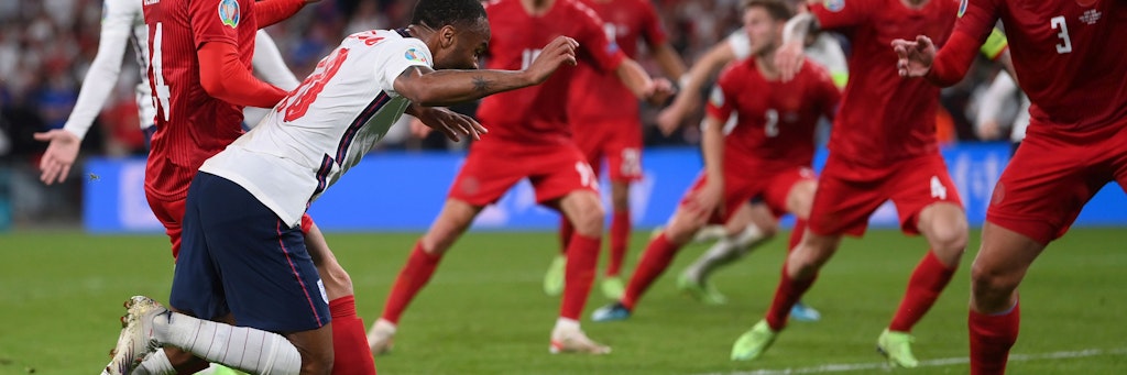 Abheben, Gegner berühren, Elfmeter. Englands Raheem Sterling kam damit durch und es gab einen Witzelfmeter.