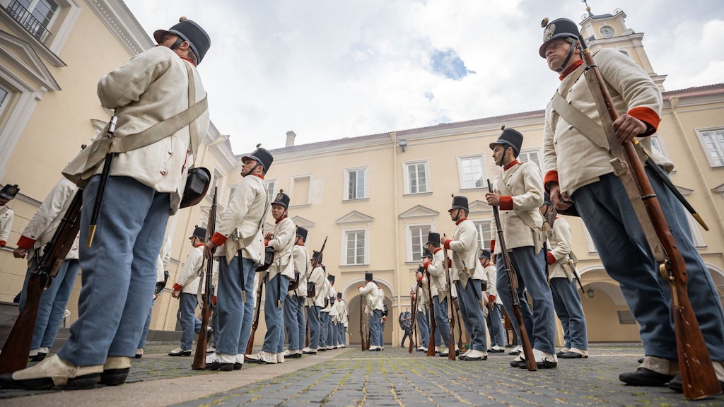 Im Innenhof der Uni Vilnius sind Komparsen in historischen österreichischen Uniformen aufmarschiert. In der „Sisi“-Serie soll das Gebäude die Wiener Hofburg darstellen.