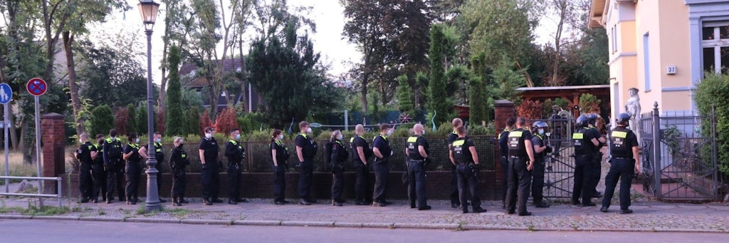 Die Polizei rückte am frühen Morgen mit einem Großaufgebot an.