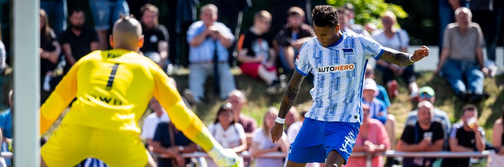 Davie Selke nimmt Maß. Herthas Stürmer präsentiert sich momentan in Topform und trifft.