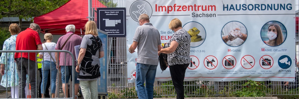Impfwillige in Leipzig – allgemein stockt die Impfbereitschaft in Deutschland allerdings. 