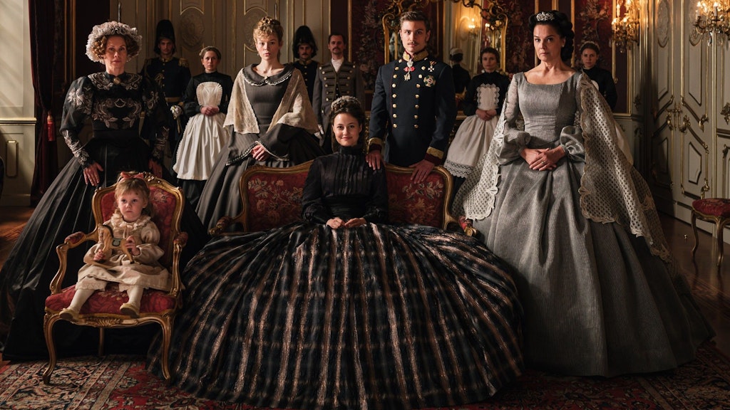 Die Darsteller der „Sisi“-Serie (v.l.): Gräfin Esterhazy (Tanja Schleiff), Tochter (Luize Pars Balode), Fanny (Paula Kober), Sisi (Dominique Devenport), Franz (Jannik Schümann) und Erzherzogin Sophie (Désirée Nosbusch).