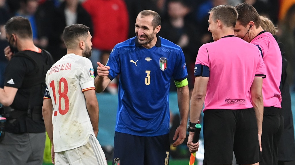 Cool, cooler, Chiellini! Vor dem Elferkrimi gegen Spanien scherzte der Kapitän mit Jordi Alba. 