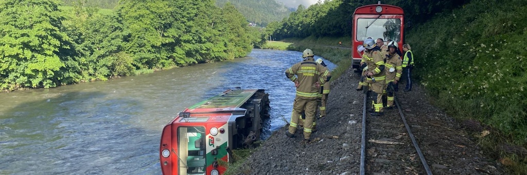 Ein Waggon eines Regionalzugs liegt in der Mur. Am letzten Schultag vor den Ferien ist in Österreich ein Zug mit Dutzenden Kindern und Jugendlichen an Bord entgleist und in einen Fluss gestürzt. 