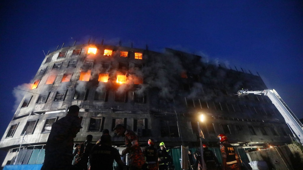 Fabrik in Flammen. 
