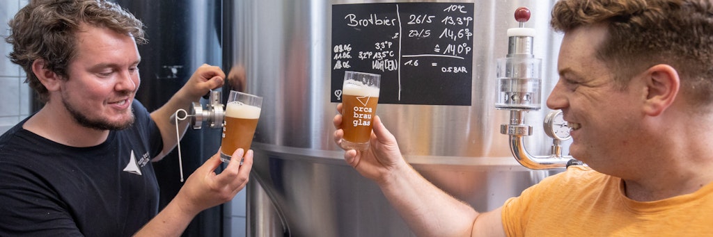 Craftbier-Brauer Felix vom Endt (l.) und Bäcker Andreas Feihl stoßen mit Brotbier an.