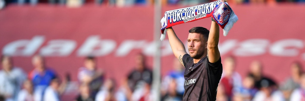 Lukas Podolski mit Górnik-Schal im Ernst-Pohl-Stadion.