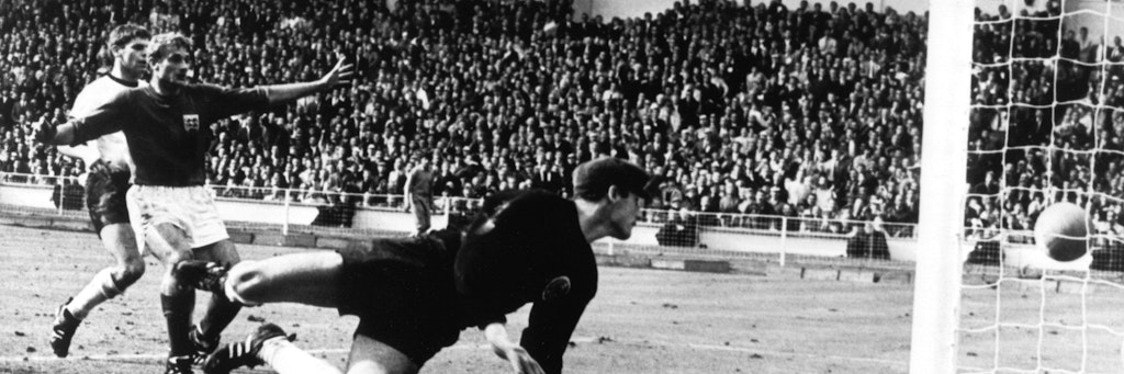  Tor oder nicht Tor? Im WM-Finale gegen Deutschland am 30. Juli 1966 knallte der von Englands Stürmer Geoff Hurst (nicht im Bild) geschossene Ball von der Latte auf den Boden. Der aus Aserbaidschan stammende Linienrichter Tofik Bachramow entschied auf Tor. 