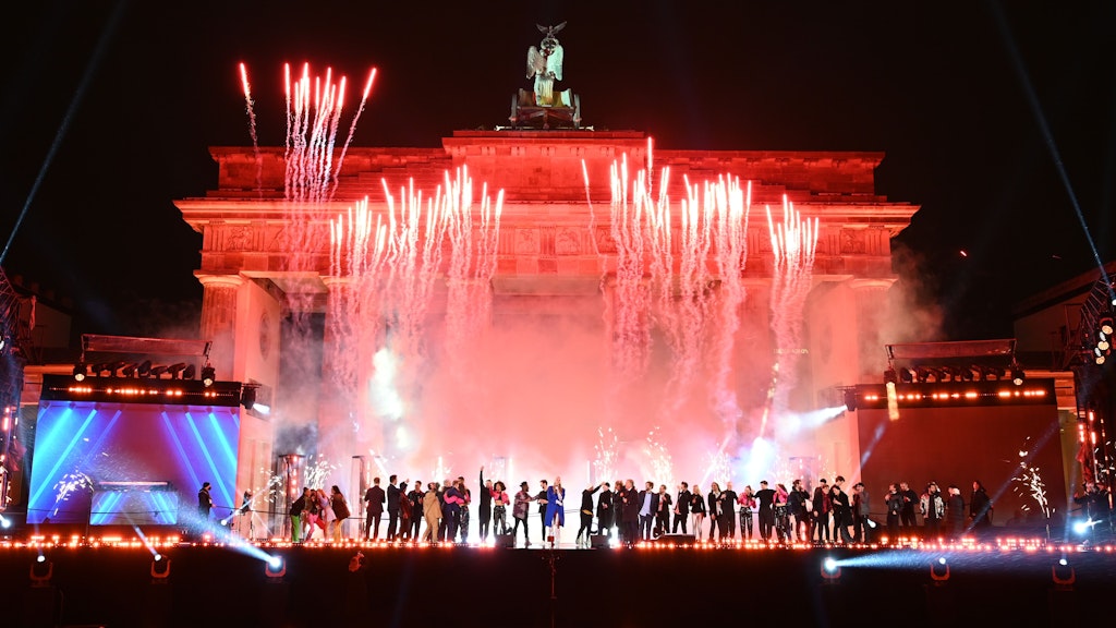Mit einem Bühnen-Feuerwerk am Brandenburger Tor wurde das neue JAhr begrüßt. 