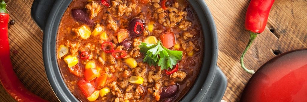 Chili con Carne ist deftig und würzig - und es braucht nicht viel, um dieses einfache Rezept nachzukochen.