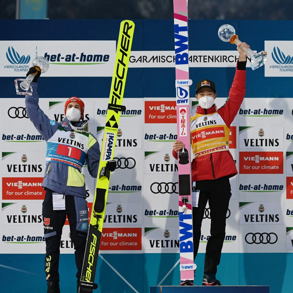 Markus Eisenbichler (l.) auf dem Siegerpodest neben dem Gewinner Ryoyu Kobayashi. 