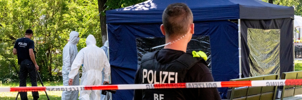 Beamte der Spurensicherung sichern in einem Faltpavillon Spuren am Tatort im Kleinen Tiergarten. Dort war Zelimkhan K. im August 2019 erschossen worden.