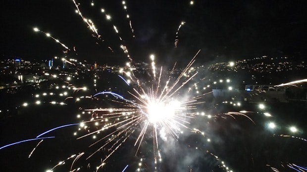 Blutiges Silvester: Kugelbomben-Attacke in Berlin – 12 Verletzte!