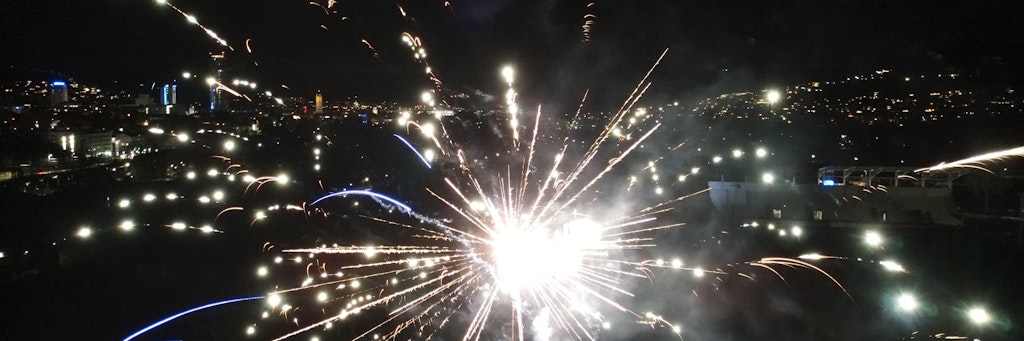 Eine Rakete explodiert in der Silvesternacht.